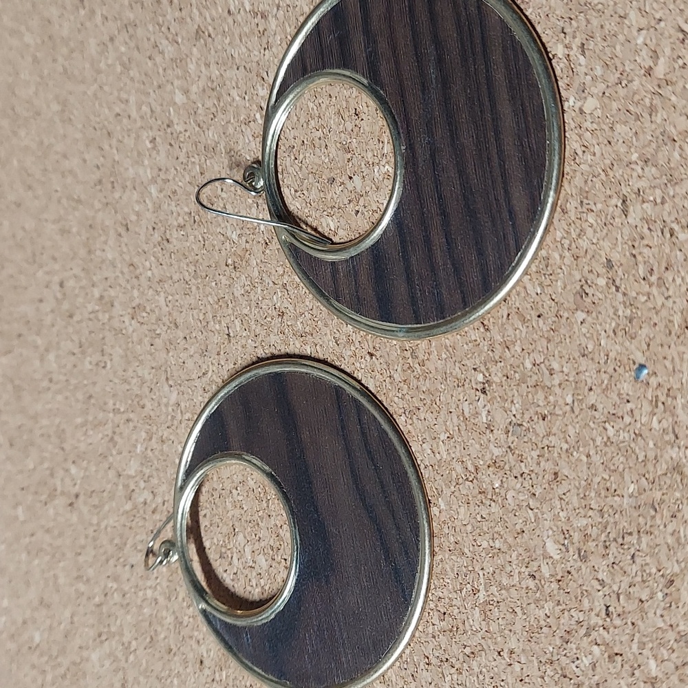 E932 Faux Woodgrain Goldtone Hoop Drop Statement Earrings - Picture 3 of 6
